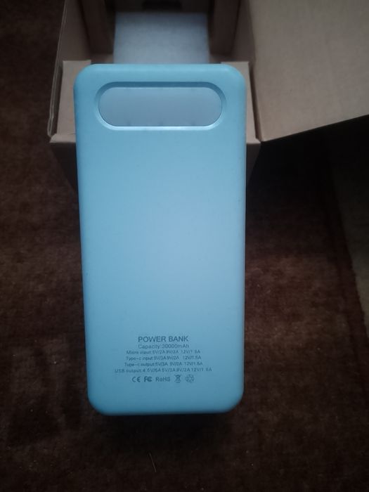 Гарний павербанк голубого кольору