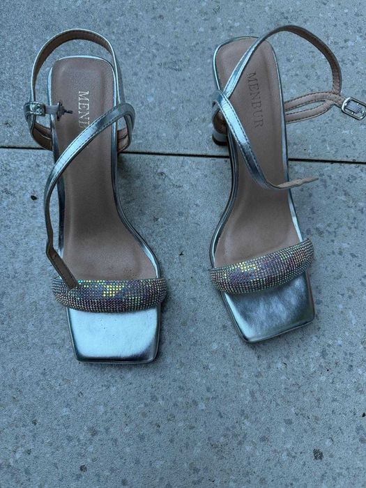 Sandálias prateadas nº 38