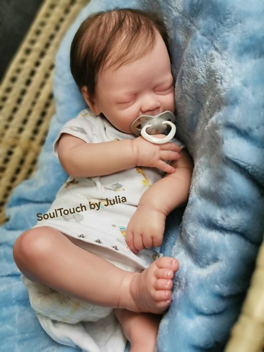 „Realistyczna lalka reborn – ręcznie malowany chłopczyk z certyfikatem