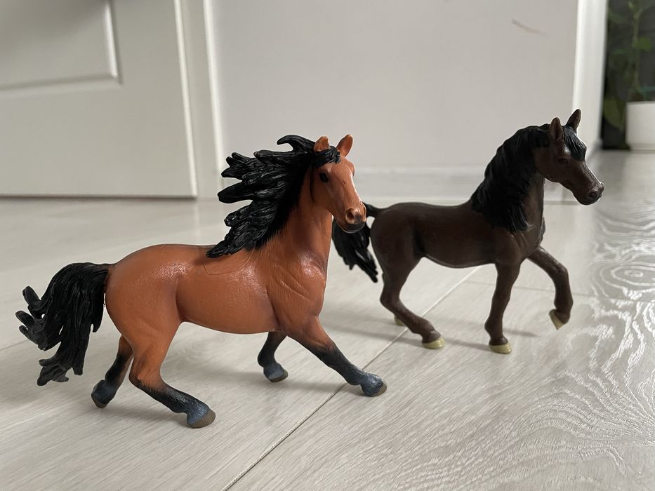 Figurki konie mustang