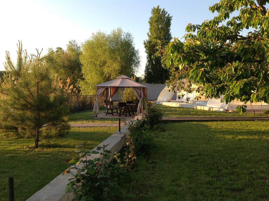 Оренда будинку на березі Дніпра з басейном.