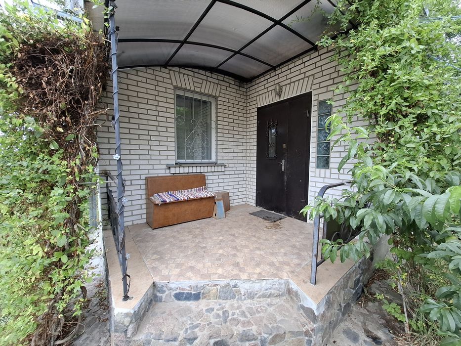 Цегляний будинок в селі Мотовилівська Слобідка, є піч