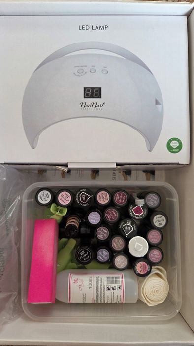 Profesjonalna lampa LED do manicure hybrydowego wraz z zestawem lakierów i akcesoriów.