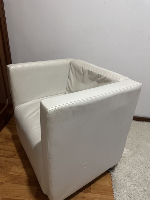 Poltrona branca de couro