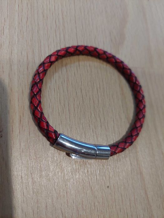 Красный кожаный браслет
