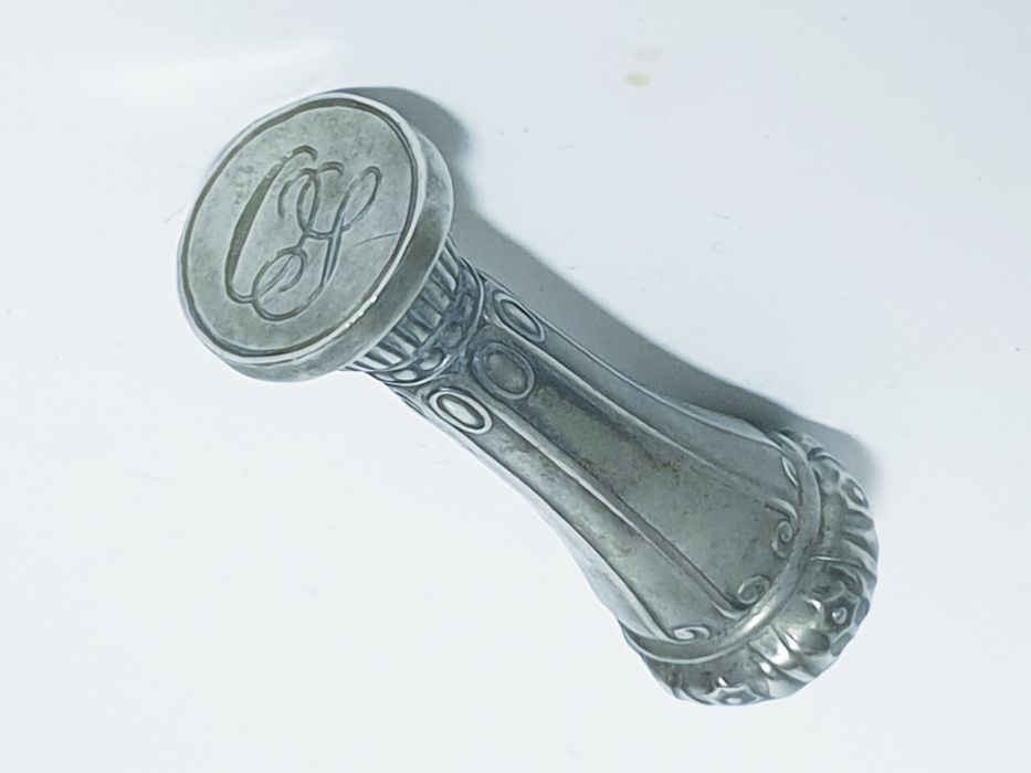 Antigo sinete / carimbo de lacre com monogramas em Alpacca