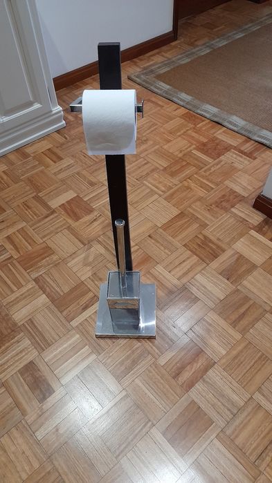 Porta rolos  com acabamentos em madeira