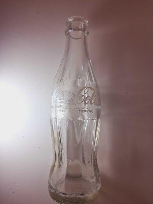 Grade Coca-Cola Vintage com 24 Garrafas de Vidro - Ícone Retro!