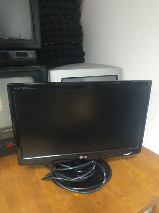 LG VGA Monitor (Small)64283907701505120