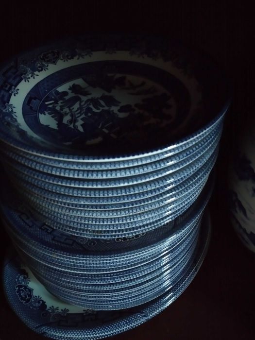 Recheio de loiça fina inglesa e nacional de marca 3 serviços e outros