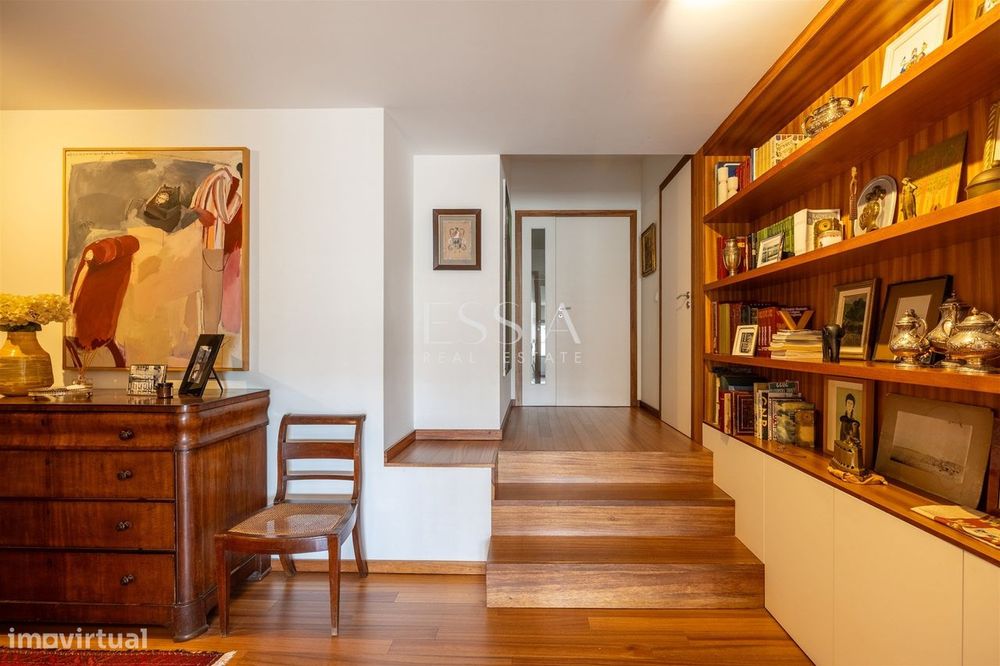 Apartamento T4+1 em Serralves com garagem