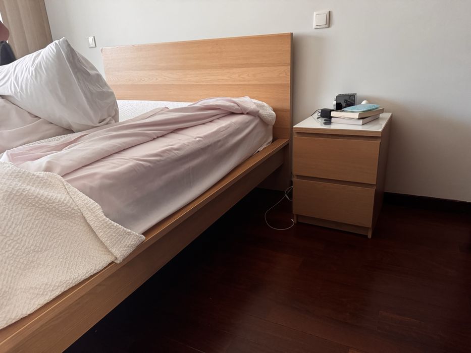 Cama + Mesinha de Cabeceira