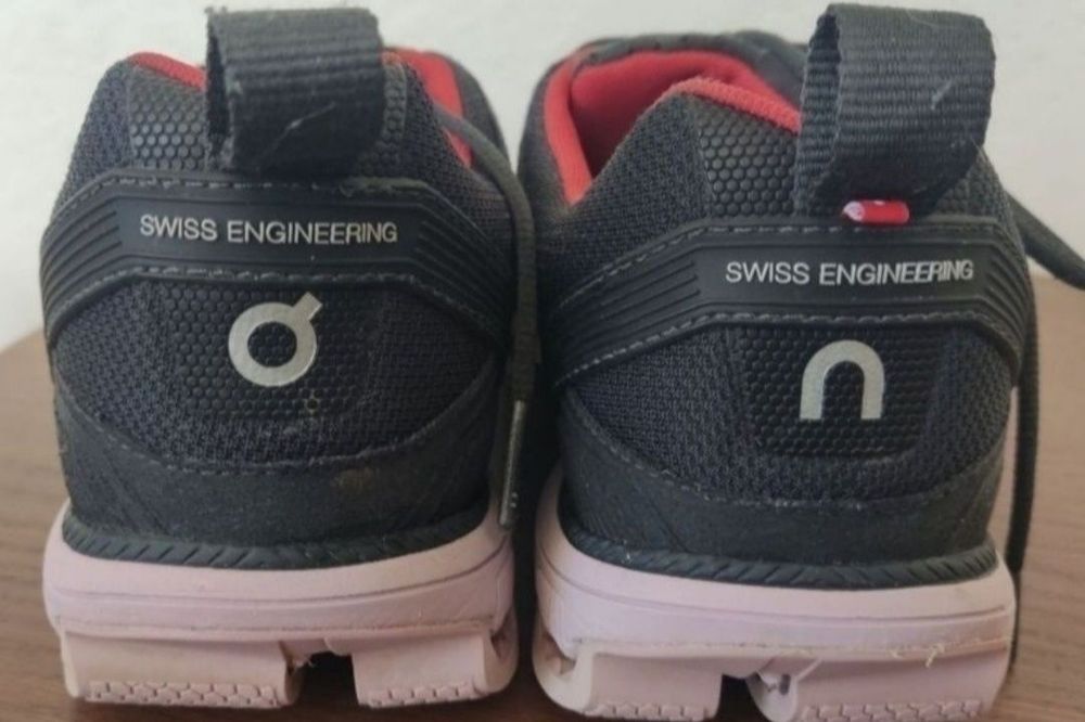 ON Cloud бігові кросівки 39р в ідеальному стані