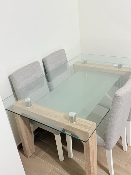 *Mesa de Jantar com Tampo em Vidro + 4 Cadeiras*