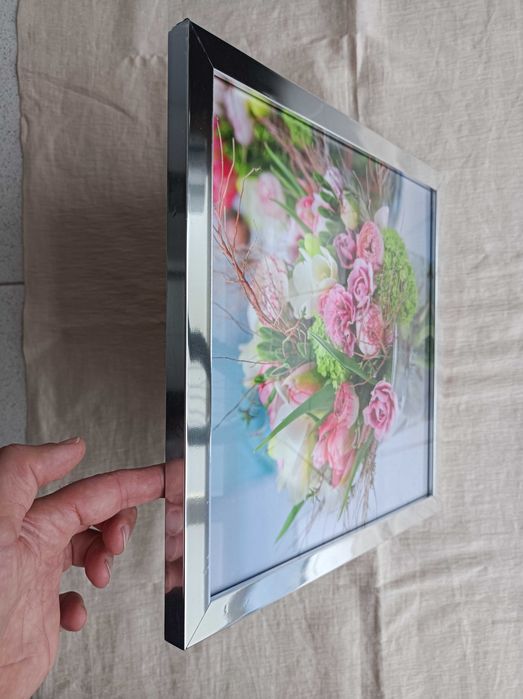 Quadro prateado com motivo floral