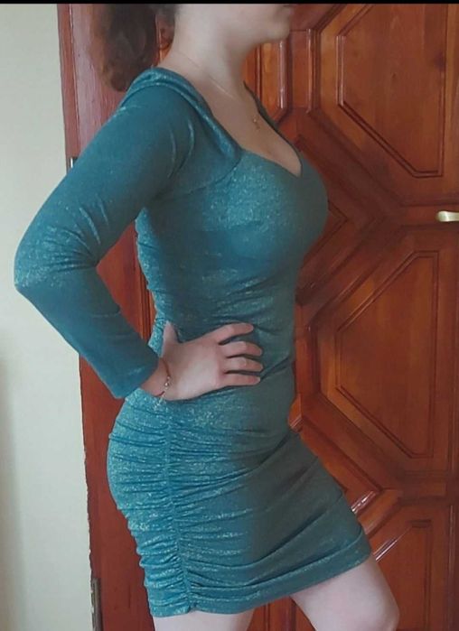 Sukienka w morskim kolorze ze złotymi drobinkami.