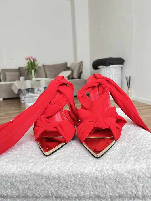 czerwone buty, sandały, wysokie obcasy