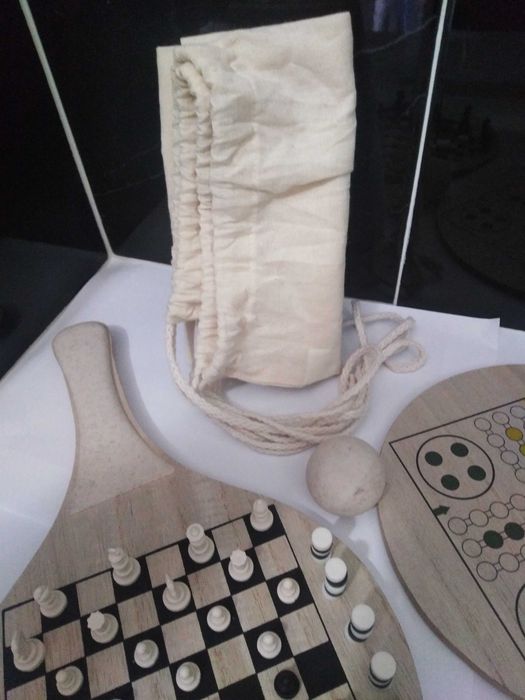 Jogo 4 em 1 Raquetes,Xadrez,Damas e Parchis.