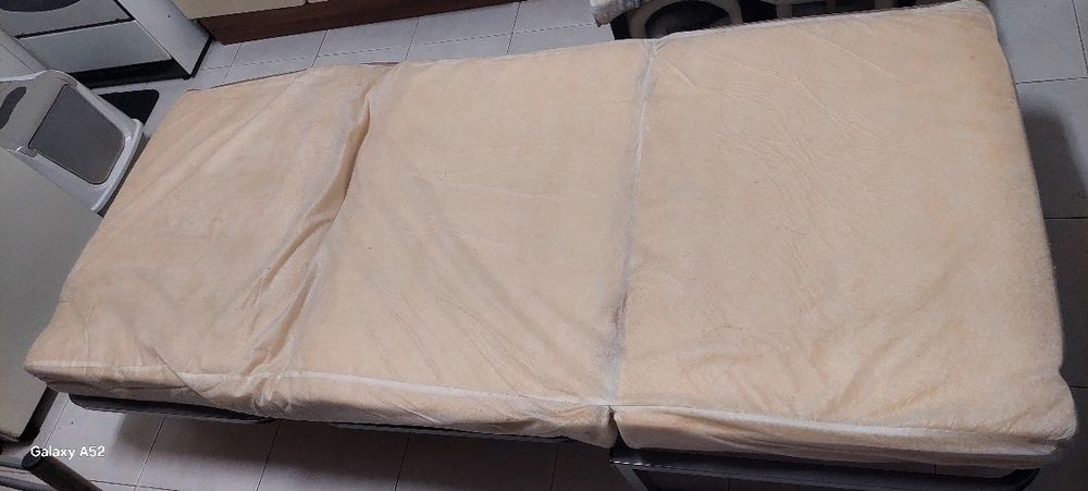 Cama dobrável com capa