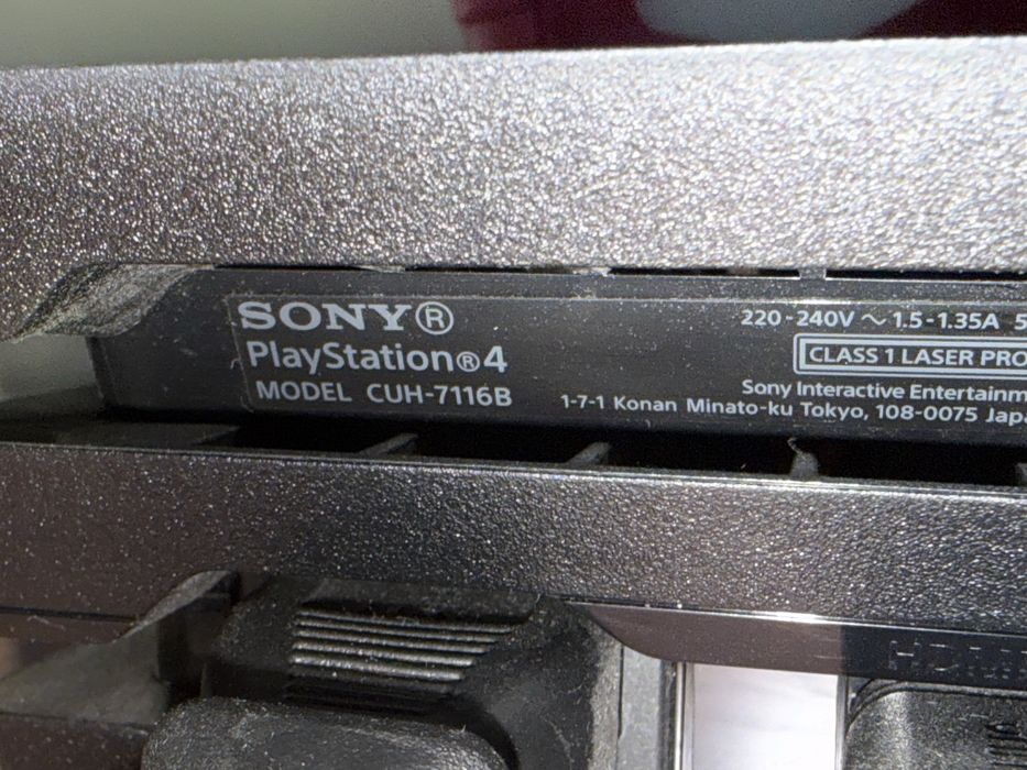 Ps4 pro 1tb ,2 pady ,3 gierki