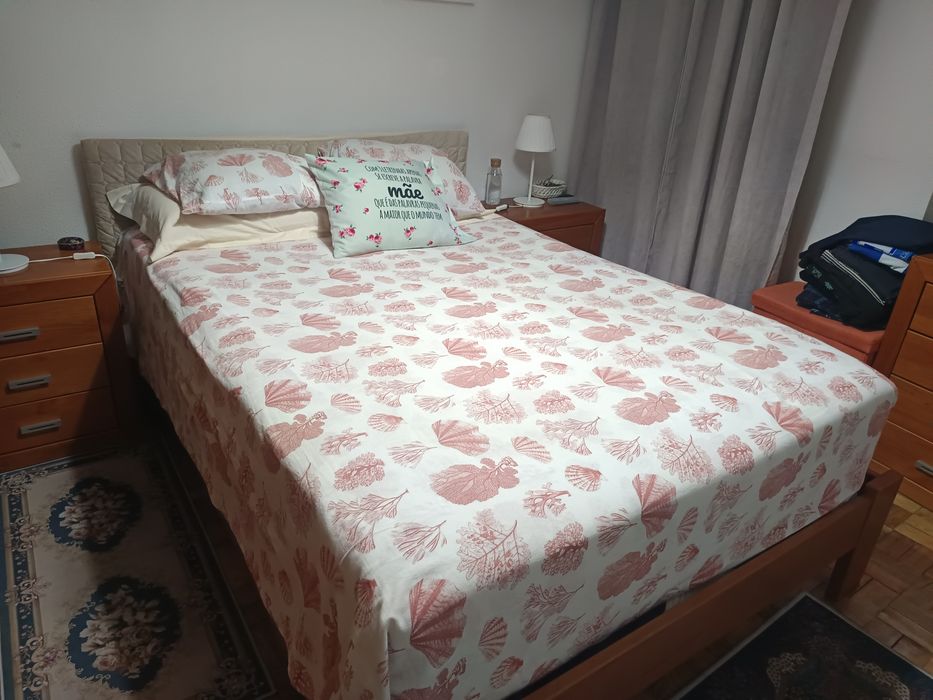 Cama Cómoda e duas mesinhas de cabeceira