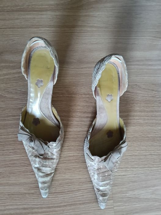 Sapatos elegantes em pele