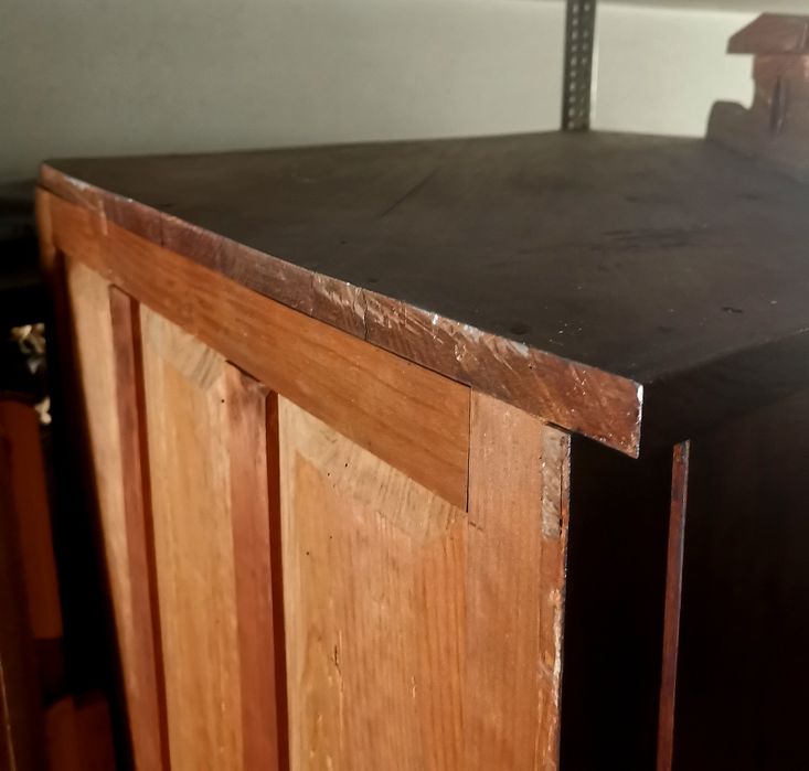Móvel de canto em castanho