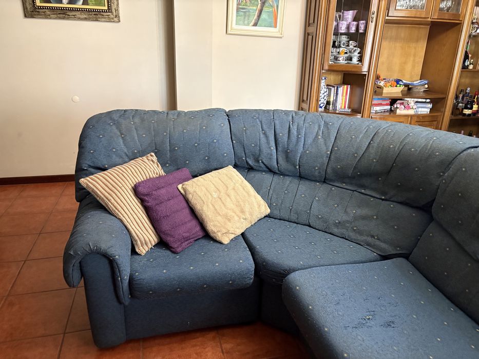 Sofá em L, azul com padrão