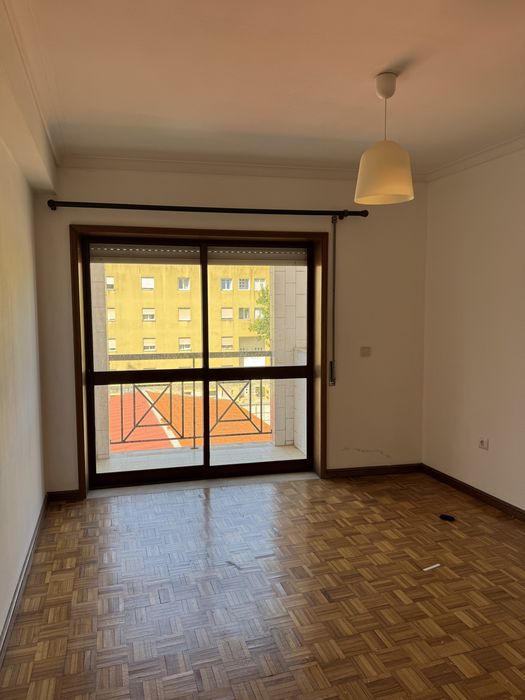 Apartamento T1 com garagem e arrumos em Aveiro perto do Glicinias