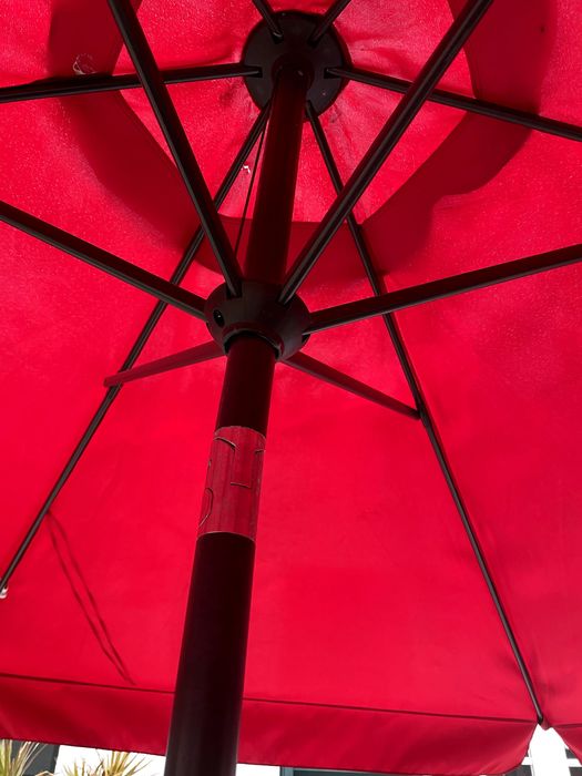 Guarda-sol grande vermelho com base