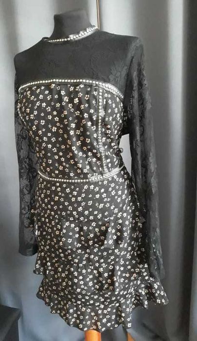 Sukienka z koronkowymi rękawami i falbany