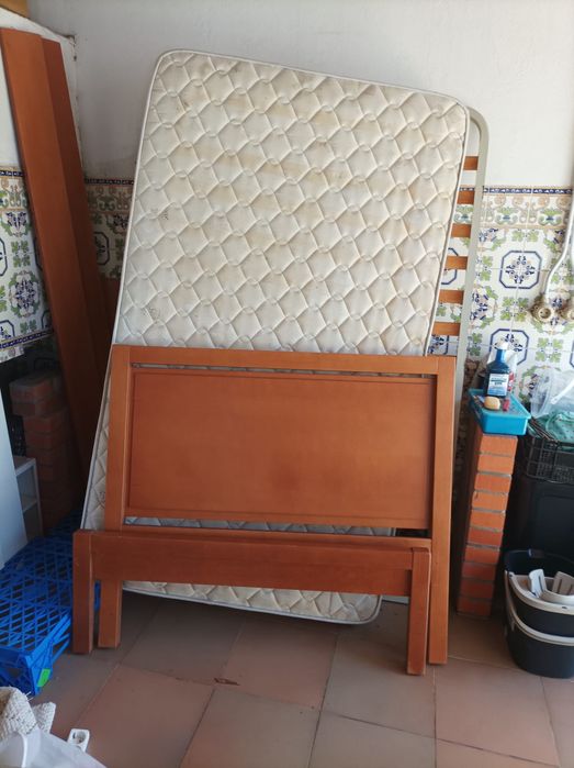 Cama de solteiro estrado e colchao incluido
