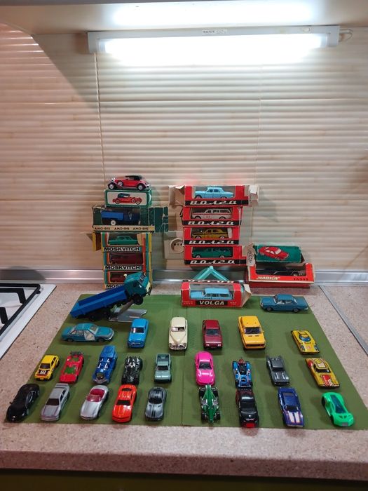 Модельки машинок.