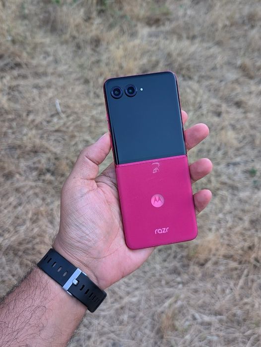 Motorola razr plus 2024 ( 12/256 Snapdragon 8s gen 3 читаем описание)
