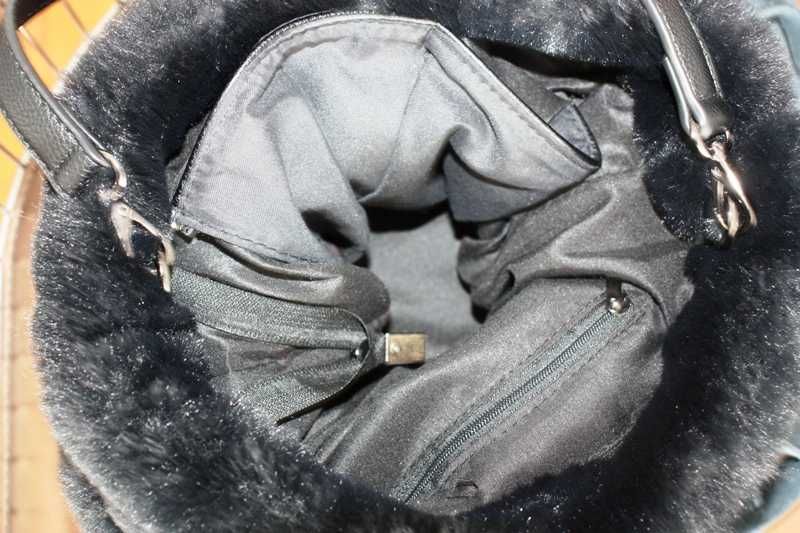 Saco preto com pele por fora e pelo por dentro Marca Italiana