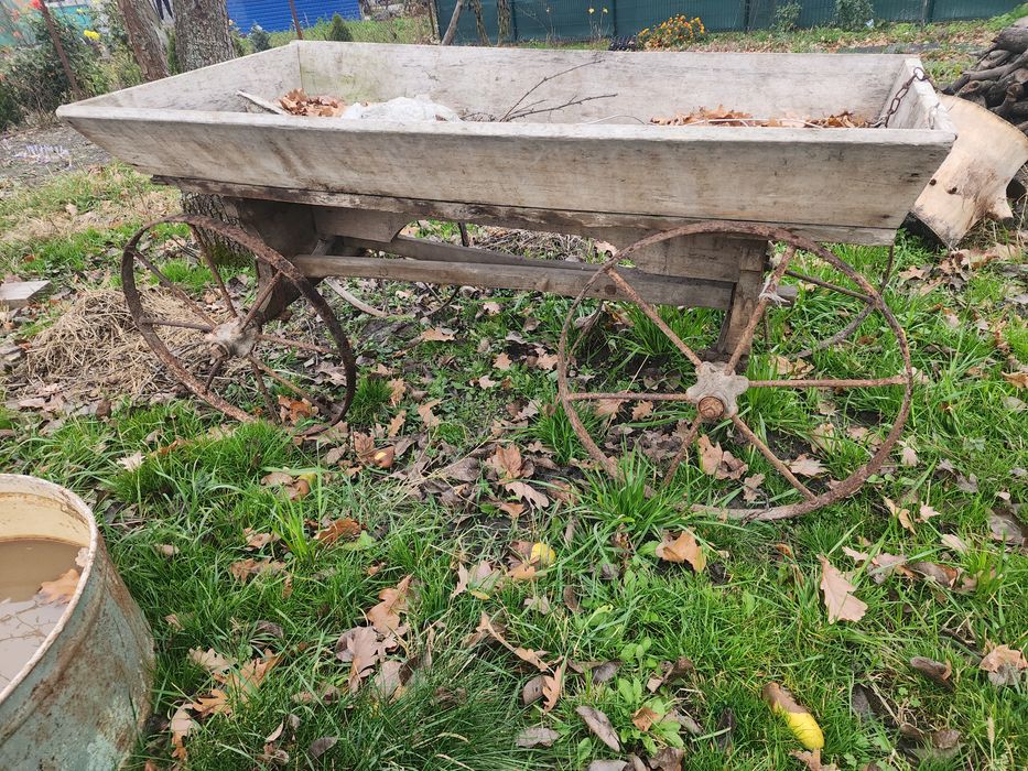 Старовинний дерев'яний возик