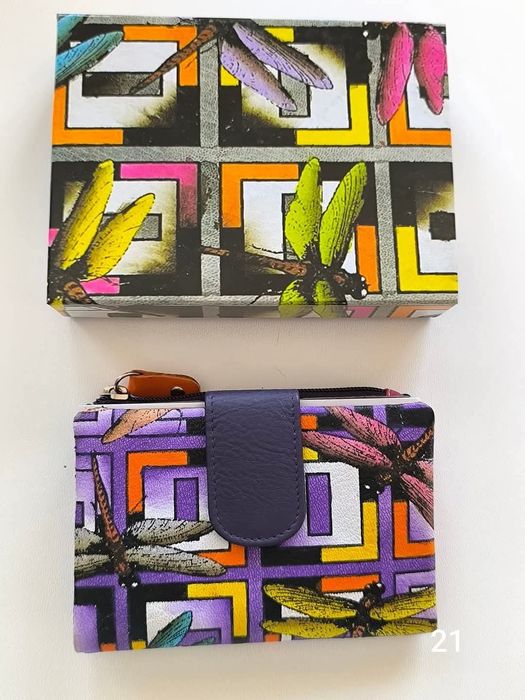 Carteira em pele 
Novo na caixa 
Tamanho 14*10