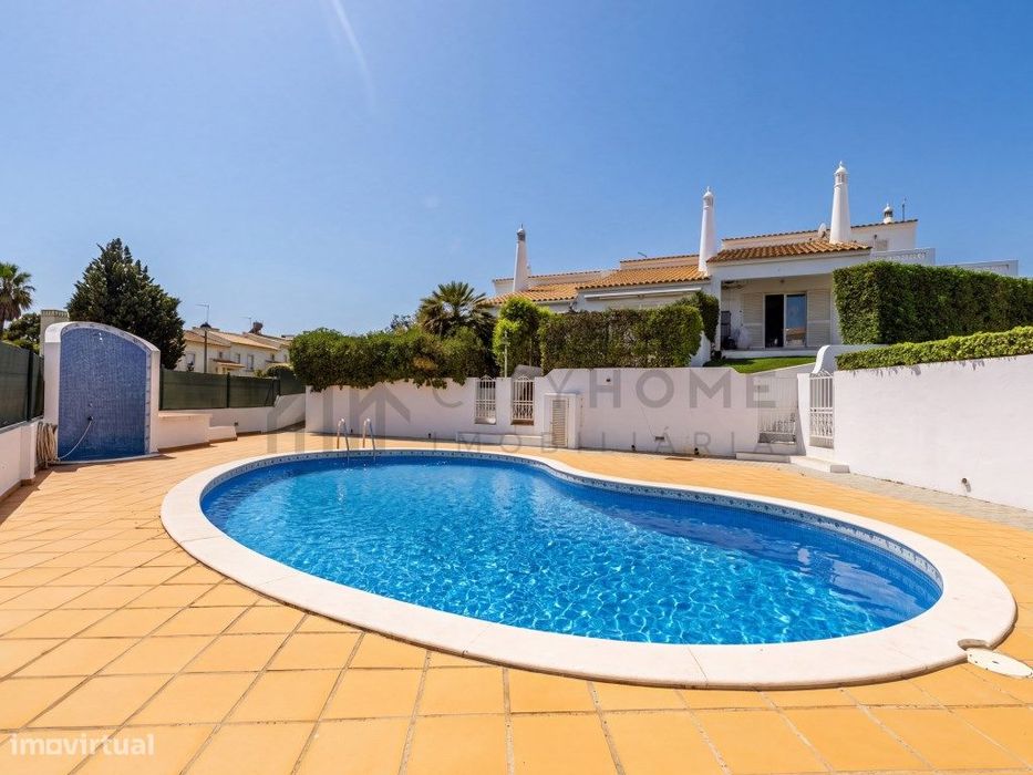Moradia Duplex tipo T2 com Jardim e Piscina em Condomínio Privado