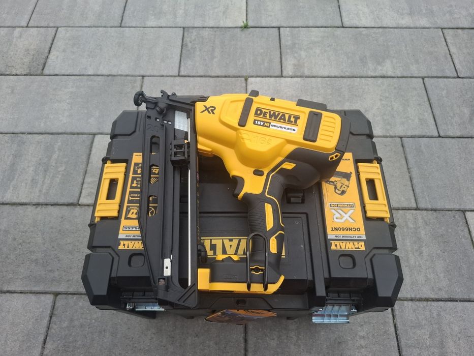 Gwoździarka DeWALT. DNC660NT. Z baterią i ładowarką.