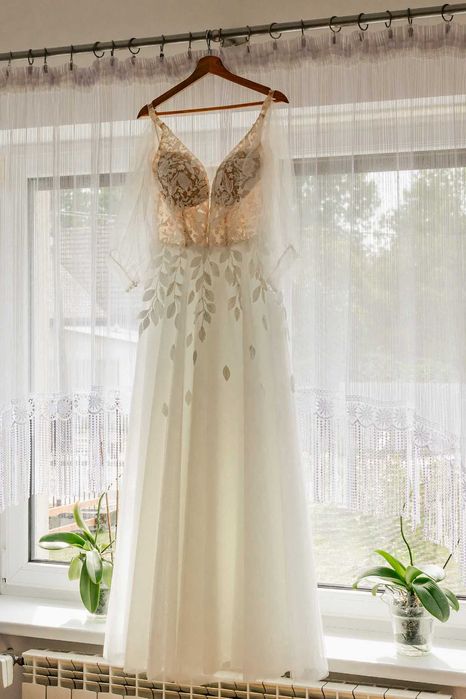 Suknia ślubna z odpinanymi rękawami tiulowymi