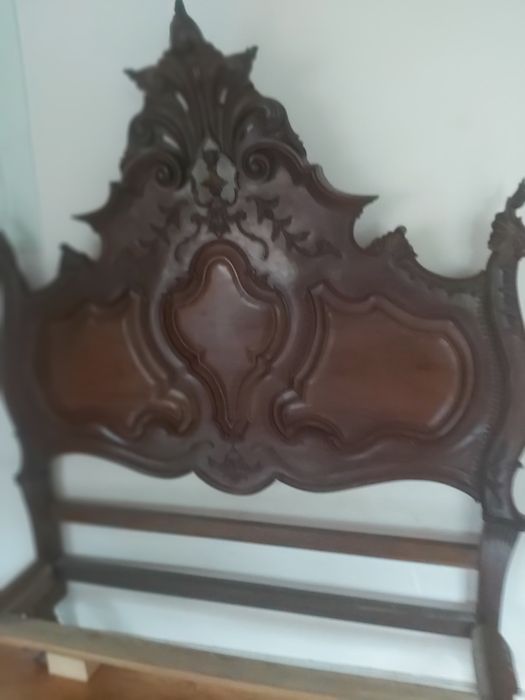 Cama de casal em madeira maciça