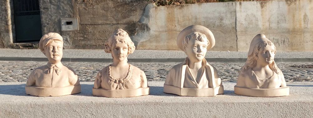 Antigos bustos em terracota