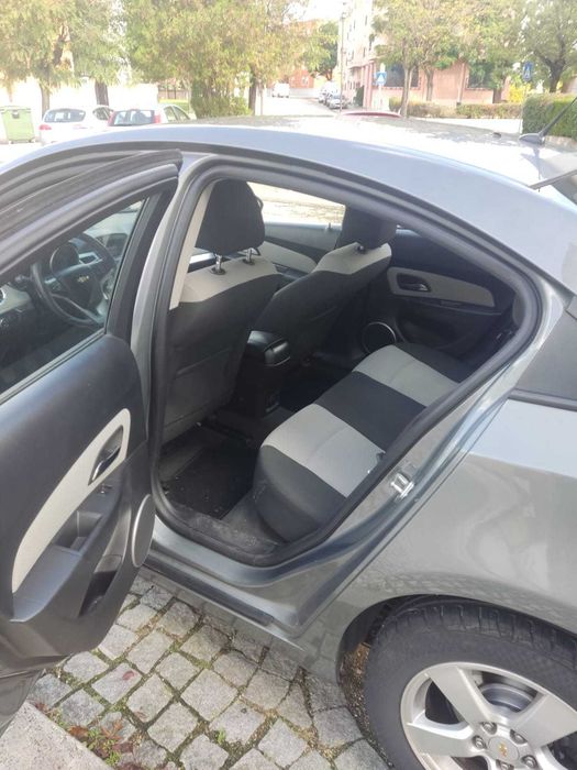 Chevrolet Cruze 1.6 (2011) – IPO até 2027, AC, Sensores, Muito Estimado