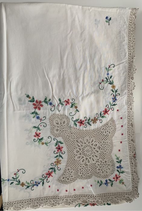 Toalha de mesa de crochet e bordada.