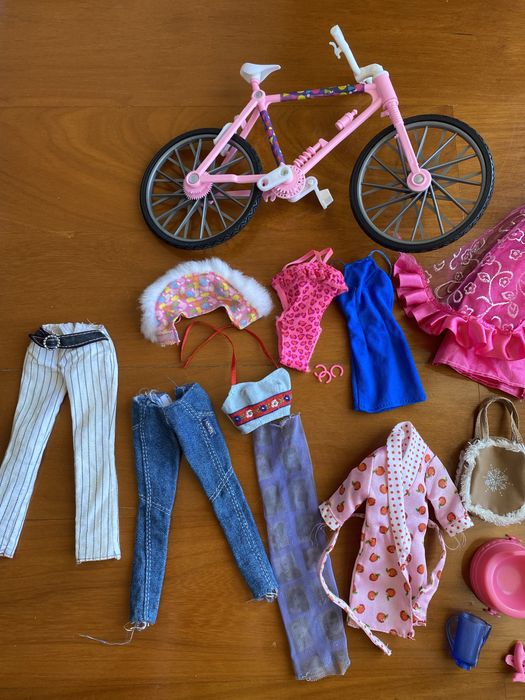 Acessórios barbie roupa, bicicleta, sapatos…
