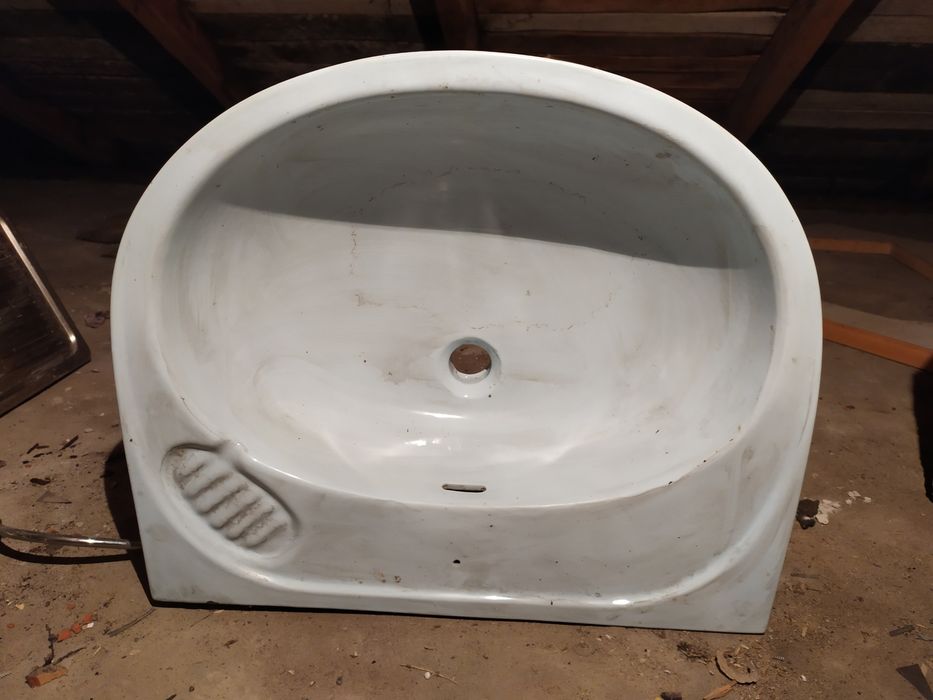 Umywalka ceramiczna łazienkowa . . .
