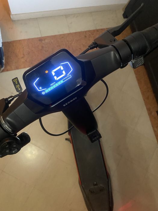 Trotinete elétrica impecável + capacete (caixa original)