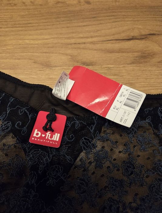 Nowe, ciemne stringi z koronką