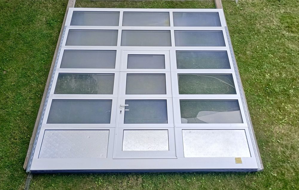 Brama z drzwiami 300x340 segmentowa garażowa panelowa aluminiowa przemysłowa