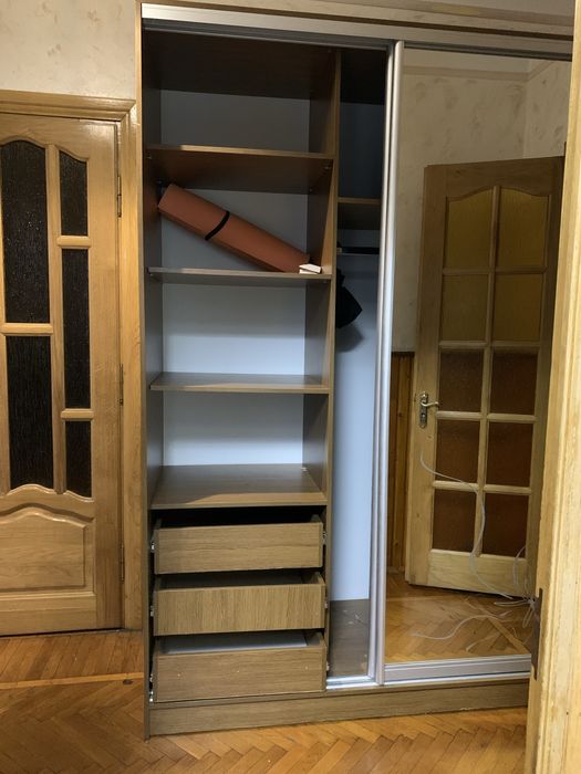 Продається  шафа купе з розсувними дверями .
